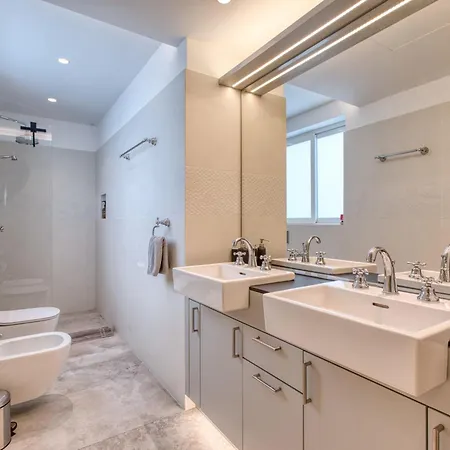 The Golden Mile Luxury Seafront In Apartment