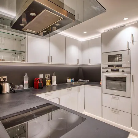 דירה The Golden Mile Luxury Seafront In